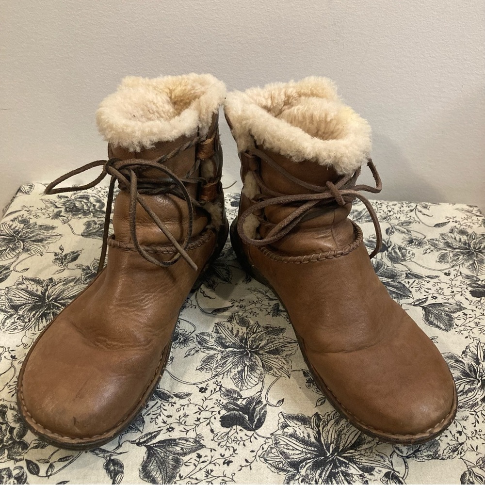 UGG Sz 9 Rianne Shearling Lined Leather Front Wrap Lace Ankle Booties